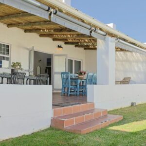 Fijnbosch Self-Catering Units: a patio with chairs and a table on a house