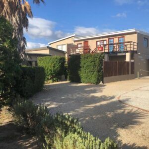 Fisherhaven Travellers Lodge: a house with a driveway in front of it