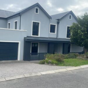 George Mall: a large white house with a garage
