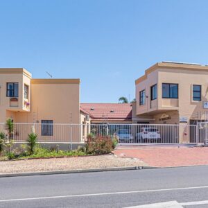 Guesthouse De Tijger Lodge: an empty street in front of two buildings