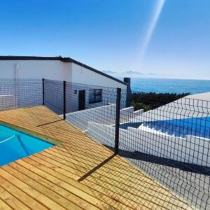 Hartklop Luxury Self Catering Guesthouse: a swimming pool on the roof of a house