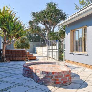 Hasate Guest House: a patio with a fire pit in the middle of a house
