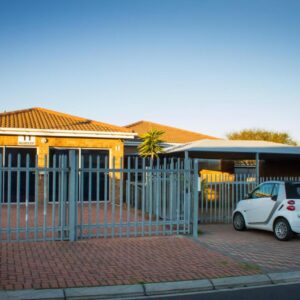 Helderzicht Self-Catering: a small car parked in front of a building