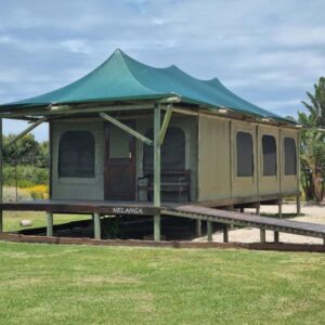 Hillcrest Lodge Tents - Nelanga: a tent on a wooden platform in a field