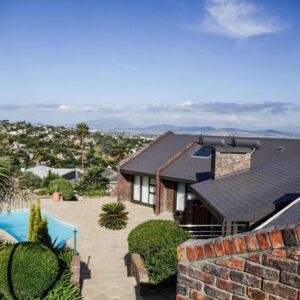 Hilltop Guesthouse: a house with a swimming pool in a yard