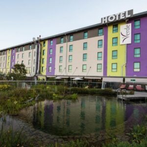 Hotel Verde Cape Town Airport: a hotel with a pond in front of a building