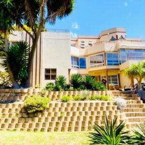 Hotel Vibes Cape Town Plattekloof: a house with stairs in front of a building