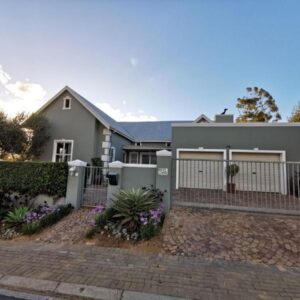 Huis van Brood Guesthouse: a house with a white picket fence