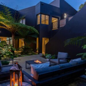 IL Gattopardo: a house with a garden with a couch and a patio