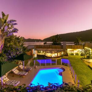 In Toto Retreat - Garden Route: an overhead view of the backyard of a house with a swimming pool