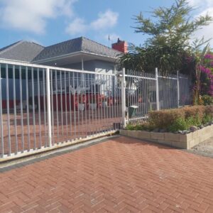 izuba Lodge: a white fence in front of a house