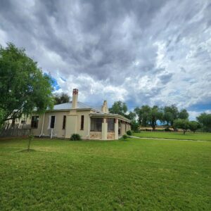 Karoo Leeu Self Catering: a house on a field with a grass yard