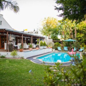 Khashamongo B & B: a house with a swimming pool in a yard