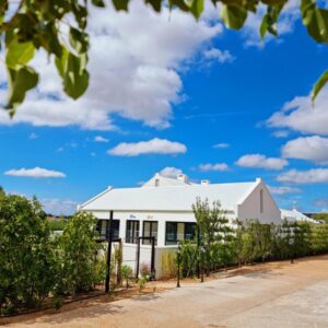 Klawerjas: a white building with trees in front of it