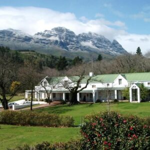 Knorhoek Country Guesthouse: a white house with a mountain in the background