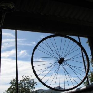 Koedoeskloof Guesthouse: a bicycle wheel in the window of a building