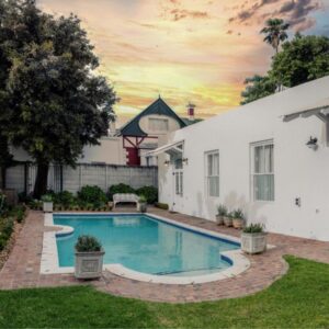 Kolonie's Tuin: a swimming pool in the backyard of a house at Kolonie's\u00a0Tuin in Stellenbosch