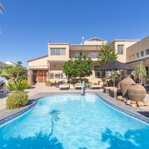 Kwantu Guesthouse 1: a swimming pool in front of a house