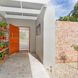 La Montagne Lodge: a home with a brick wall and shelves with potted plants
