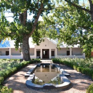 La Paris Estate: a garden with a fountain in front of a building