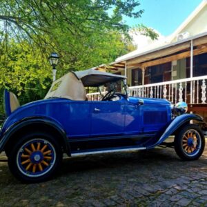 La Rochelle: an old blue car parked in front of a house