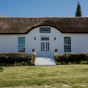 La Sosta: a white house with a thatched roof