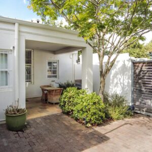 Laanhof Studios: a white house with a patio with a tree