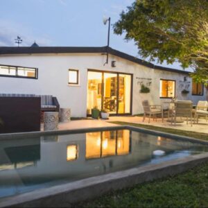 Lagoon Haven House: a house with a swimming pool in the yard