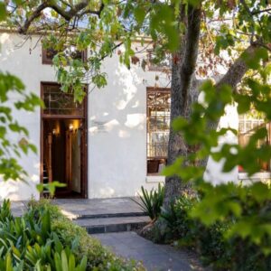 Lemoenkloof Boutique Hotel: a building with a door and a tree