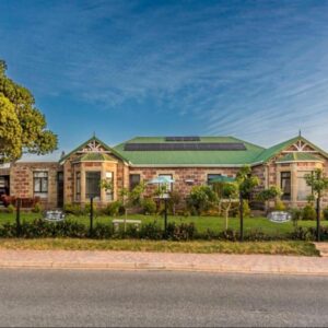 Lilla-Bett Self Catering Mossel Bay: a large brick building with a green roof