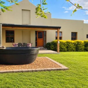 Lowergroen Guest Farm, Working Farm: a house with a large yard in front of it