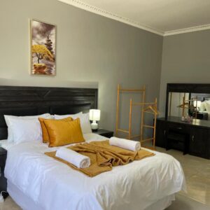 Maita Guest: a bedroom with a large white bed with two lamps