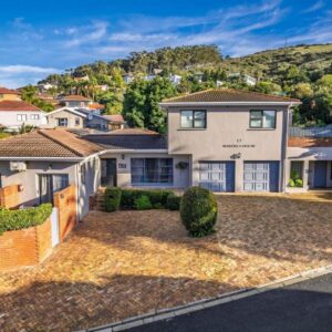 Maroela House Guest Accommodation: an image of a house with a mountain in the background