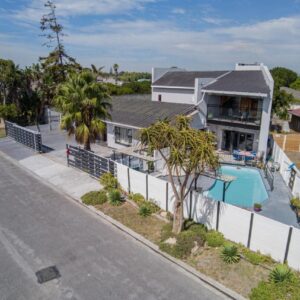 Mauya Guesthouse: an aerial view of a house with a swimming pool