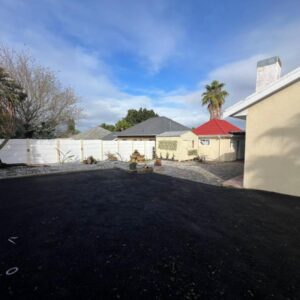 Minak Guest House Bellville: a driveway in a yard next to a building