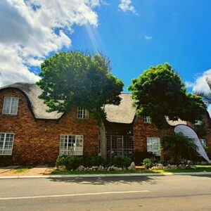 Mond Kleine Guest House: a brick house with a roof on a street