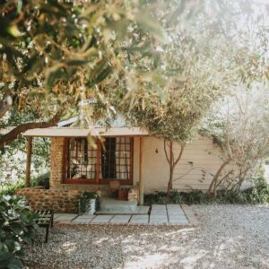 Mont Rouge Cottage: a small house with a tree in front of it