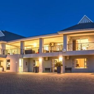 Monte Vidéo Guesthouse: a large white building at night with its lights on at Monte Vid\u00e9o Guesthouse in Wellington