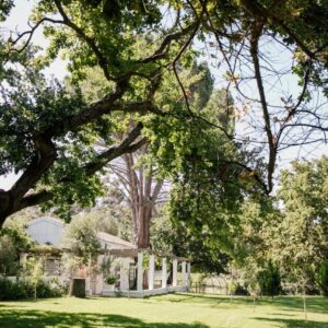 Montpellier de Tulbagh: a view of a house with trees and grass
