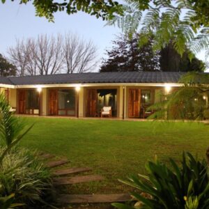 Mountain Dew Guest House: a house with a green lawn in front of it
