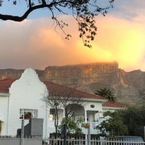 Mountain Manor Guest House & Executive Suites: a house with the table mountain in the background