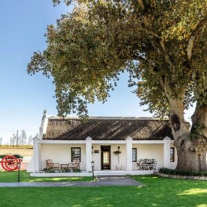 Nassau Guest Farm: a white house with a tree in front of it
