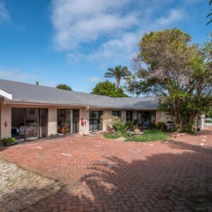 Nothando Backpackers Lodge: a house with a brick driveway in front of it