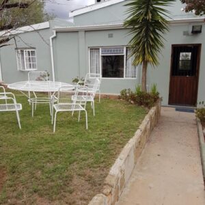 Oasis Shanti Backpackers: a table and chairs in the yard of a house