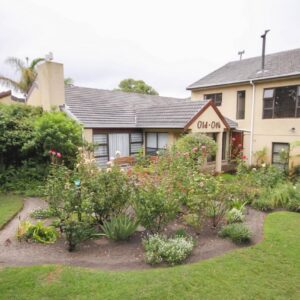 Old Oak Guest House: a garden in front of a house