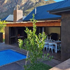 Oorlogs Kloof Mountain Retreat Montagu: a house with a swimming pool next to a house