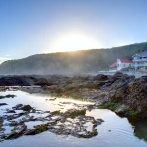 Oppiesee Selfcatering Apartments: a house on the shore of a rocky beach