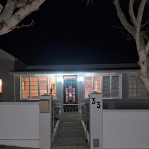 Oppistoep accomodation: a house with the front door lit up at night