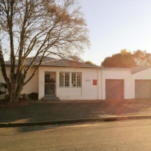 Paarl Backpackers: a white house with a tree in front of it