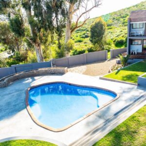 Piketberg Guesthouse: a swimming pool in the yard of a house